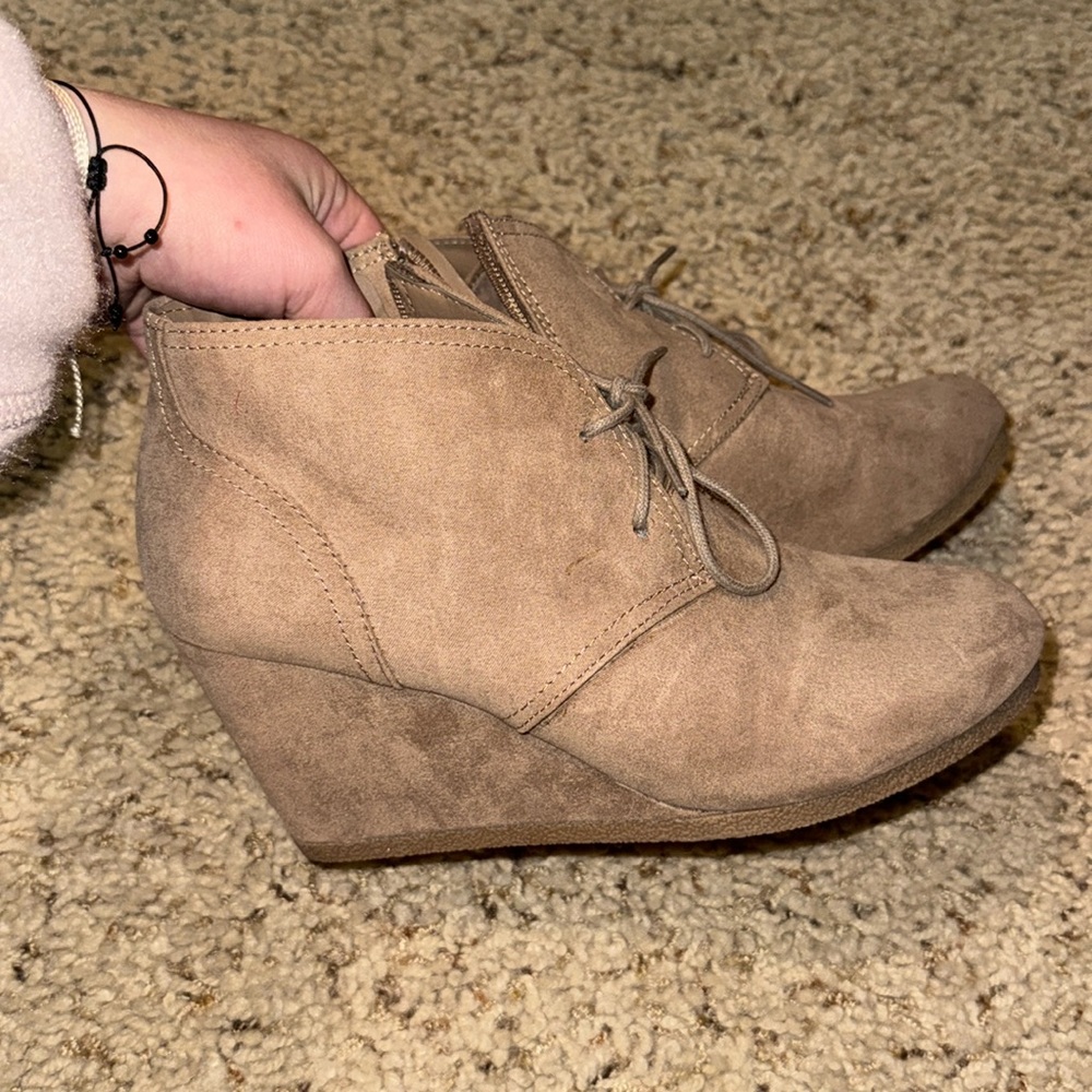 Universal Threads - size 9, women’s tan wedges